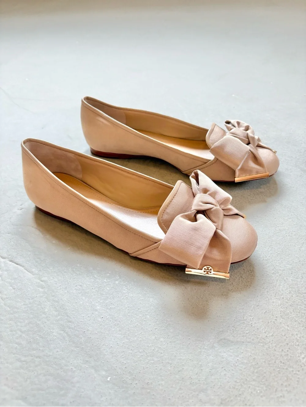Tory Burch Bow Detail Flats in Neutral Beige Tan size 8.5